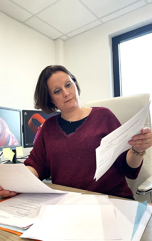 Maître Virginie Sevin analyse des documents