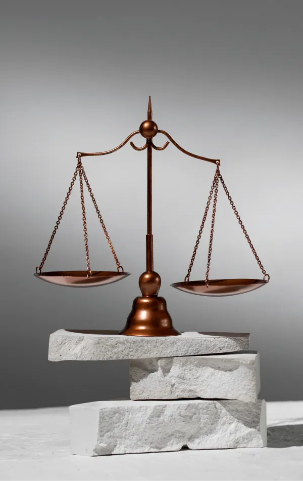Balance de la justice sur des pierres