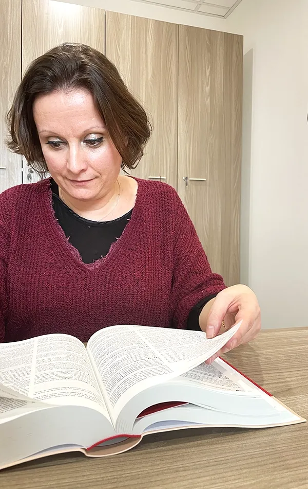 Maître Virginie Sevin qui fait des recherches