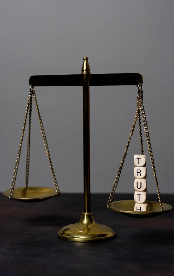 Balance de la justice avec le mot vérité