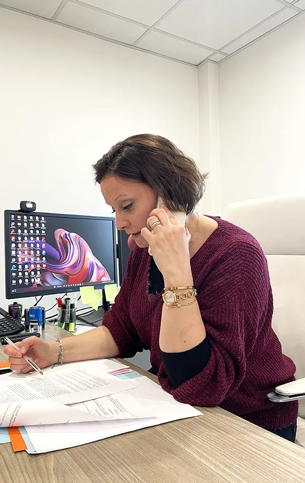 Maître Virginie Sevin au téléphone