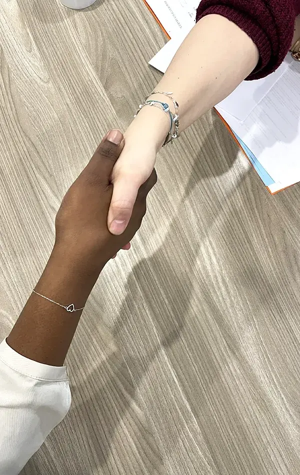 Deux mains qui se serrent