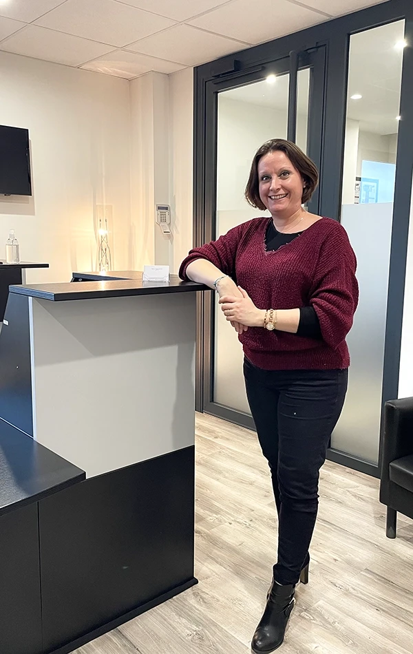 Photo de maître Virginie Sevin dans un bureau