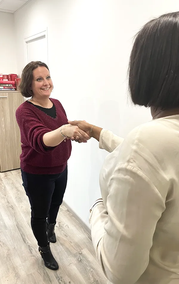 Maître Virginie Sevin serre la main d'une cliente