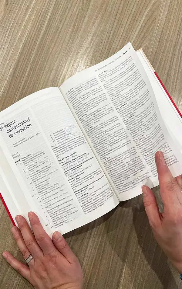 Photo d'un livre de droit ouvert